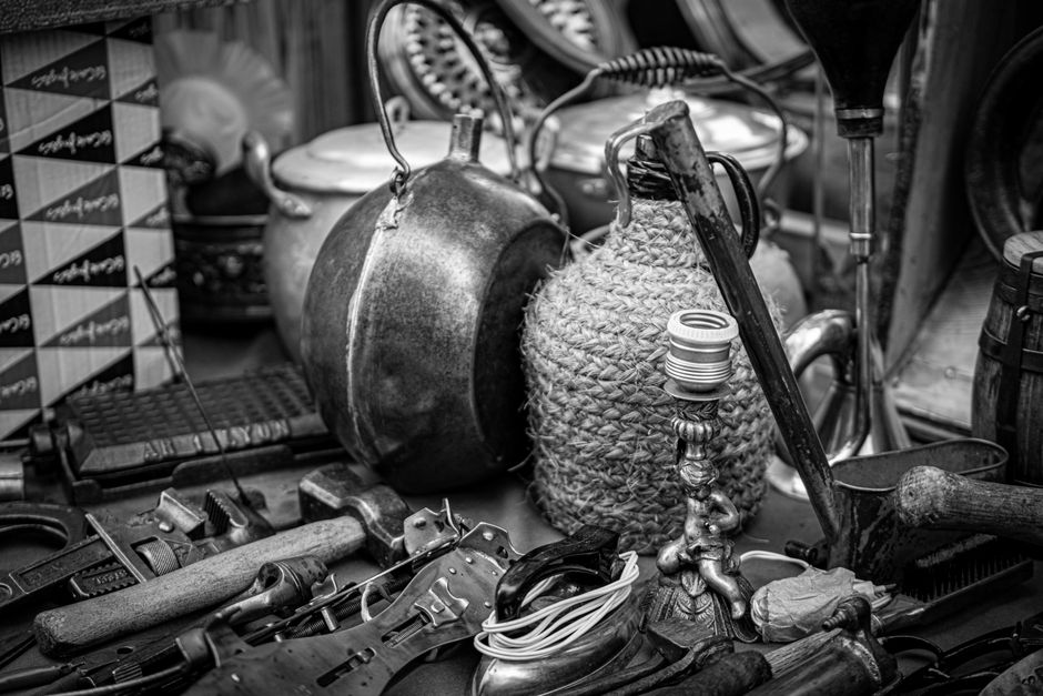 Black and white photo of vintage items at a flea market in Madrid.