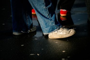 White Leather Sneakers Outfit: 7 White Leather Sneaker Outfits That Actually Work (No Joggers)