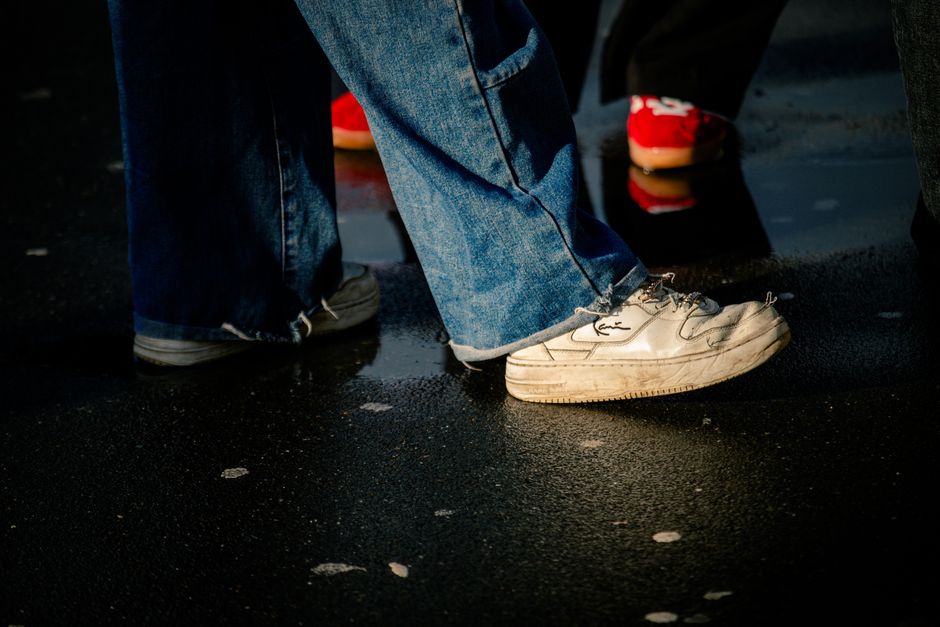 White Leather Sneakers Outfit: 7 White Leather Sneaker Outfits That Actually Work (No Joggers) White Leather Sneakers Outfit: 7 White Leather Sneaker Outfits That Actually Work (No Joggers)